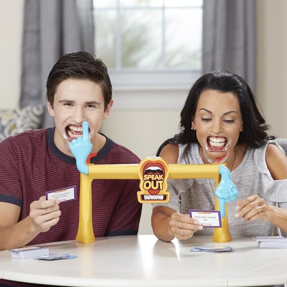 Speak Out Showdown Hasbro Game-English New in Box For Age 8+ - Picture 4 of 15